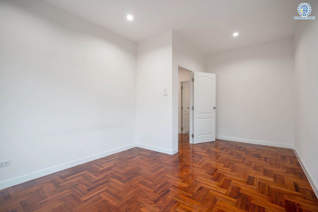 บ้านมือสองตกแต่งใหม่ โครงการ มัณฑิกา กาญจนาฯ-บางบอน รองรับทุกความสุข เนื้อที่ 108.6 ตร.ว. ฟังก์ชัน 3 ห้องนอน 3 ห้องน้ำ 2 ห้องอเนกประสงค์ จอดรถได้ 2 คัน บนทำเลใกล้รถไฟฟ้าสายสีน้ำเงิน "สถานีหลัก2" และจุดขึ้นทางด่วน "พระราม2" และ The Mall บางแค